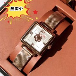 14% OFF montre Montre Kou Jia trois couleurs fleur de camélia Chi vache cacher petit carré sucre filles quartz bracelet en acier Camellia Flower Square