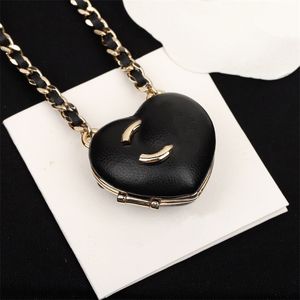 148339 Collier chaîne à maillons Black Heart Lady Party 2023 Nouveau Vintage Hot Brand Mirror Collier Bijoux de luxe pour femmes Cadeau Designer Pendentif design miroir ouvert