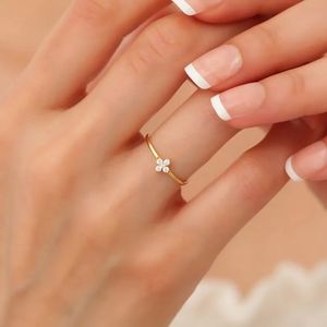 Bague trèfle à quatre feuilles porte-bonheur minimaliste délicate 14 carats avec diamant, cadeau d'amoureux en or massif pour femmes et filles