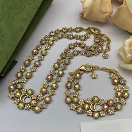 Pulsera de collar de diseñador de oro de 14 quilates, pulsera de mujer de moda con flores de cristal de colores de doble cadena de latón, joyería de lujo de alta calidad, boda, banquete, venta al por mayor