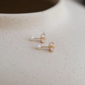 Pendientes pequeños de perlas llenos de oro de 14k Pendientes resistentes a la joya de joyería de joyería para mujeres joyas impermeables simples