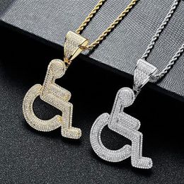Pendentif avec Logo de fauteuil roulant glacé en or 14 carats, signe de handicap, collier en cuivre et Zircon cubique, bijoux pour hommes et femmes, cadeaux 179w