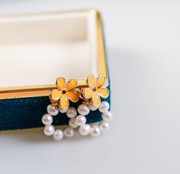 Pendientes de margaritas chapados en oro de 14k, candelabro colgante, pendientes de perlas naturales de agua dulce, joyería de moda blanca para mujer/niña para boda