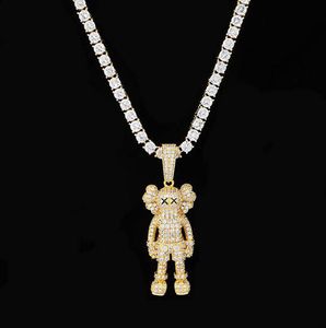 Collar con colgante de muñeca de dibujos animados Ins chapado en oro de 14 quilates con micro pavé de circonita cúbica y diamantes de imitación con cadena de caja de regalo de 24 pulgadas
