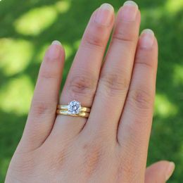 Juego de anillos de boda de diamante cultivado en laboratorio con solitario de compromiso de moissanita de oro amarillo de 14 quilates de 0,5 quilates y 5 mm para mujer