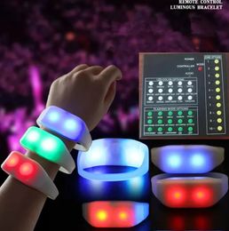 Bracelets en silicone LED avec télécommande de 15 couleurs, changement de couleur RVB avec 41 touches, 400 mètres, 8 zones, bracelets lumineux télécommandés pour clubs, concerts 11,8