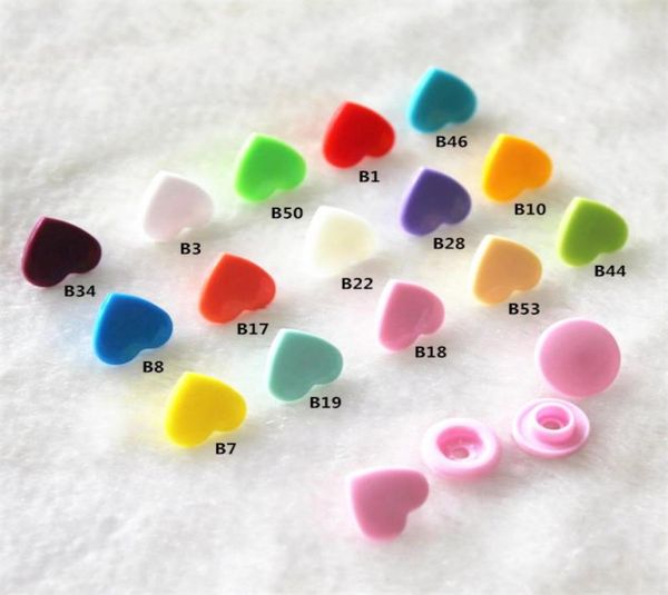 15 couleurs mélangées KAM en forme de coeur 150 ensembles de couches pour bébé à boutons-pression en plastique avec les boutons 2010069739401
