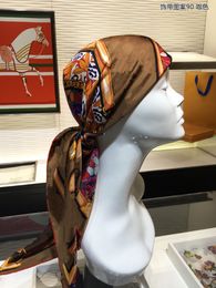 15 estilo Bufanda de seda Bufandas de cabeza para mujer Invierno Seda lujosa Gama alta Patrón de letra clásica Bufandas de mantón de diseñador Nuevo regalo Partido Soft Touch 90 * 90 cm