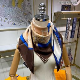 15 estilo Bufanda de seda Bufandas de cabeza para mujer Invierno Seda lujosa Gama alta Patrón de letra clásica Bufanda de diseñador Bufandas Nuevo regalo Fácil de combinar Tacto suave
