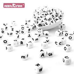 1503006001000PCS Siliconenletter Beads BPA Gratis baby kinderziektes doe -het -zelf fopspeenketen voedsel Groothandel12 mm Engels 240420