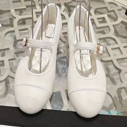 15a 2024 Hot Sale Round Toe Dames Ballet Flats Runway Classic Brand Designer Hoogwaardige Lederen Lederen Sweet Style Vrouwelijk Comfort Flat Shoes Maat 35-42