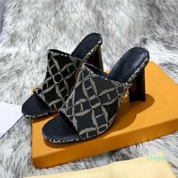 15a clásicos zapatos para mujeres sandalias de moda tacones de fondo gruesos zapatillas alfabeto sandalias de tacón de cuero tobogán de tacón alto en casa