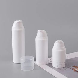 15 ml 30ml 50ml 10pcs Botellas de cosméticos sin aire vacío Botella de bomba de esencia blanca para recipiente de almacenamiento de champú de loción 240425