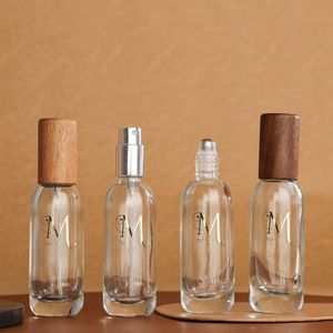 Botella de perfume cilíndrica de material blanco cristalino de 15 ml, cubierta de madera en bruto bronceada, el embalaje con botellas vacías se puede equipar con un rociador de bolas