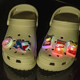 15pcs LED Charmes de chaussures ACCESSOIRES LICNÉES UNICORNS DÉCORATIONS DE GAMEPAD PINS POUR KIDES BARCHES FILLES GROUPES SANDALES SANDAL BOUCES 240524