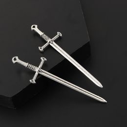 15 Uds. Colgantes de armas con conector de espada cruzada de Color plateado DIY Metal hecho a mano regalo para hombres accesorios de joyería