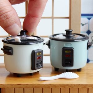 16 Schaal Mini Rice Cooker Model Dollhouse Miniature keukenapparatuur voor Barbies Blyth Doll Food Accessories Toy 220725