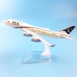 Modèle de plan en alliage en alliage métallique 16 cm Air Pakistan PIA B747 Aircraft Airways Boeing 747 400 Airlines Airplane Model W Gift Gift 240328