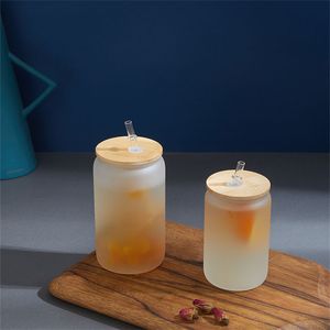 Les tasses à bière en verre de sublimation vierges de 16 oz peuvent former un gobelet de canette de cola avec un couvercle en bambou et des pailles