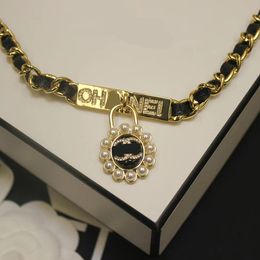 16 Estilo Diseñador de lujo Carta Collares pendientes 18 K Chapado en oro Perla Collar de suéter de cuero para mujeres Banquete de boda Joyería de alta calidad