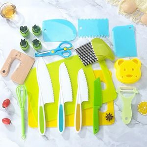 17 pc's Gekropte randen Kids Knives Fruit Vegetable Crinkle Cutters Kindermessen Board Peuter Mes Peeler Keukengereedschap 240420