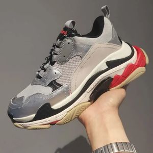 17fw Triple S Men Femmes Designer Chaussures décontractées Platforms Sneakers Clear Sole noir blanc gris rouge rose bleu Royal Green Mens Trainers Jogging Walking