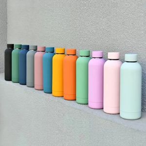 Tazas de 17 oz Frasco Taza de agua deportiva Botella de acero inoxidable de doble pared Tazas con aislamiento al vacío Termo de viaje Colores mate personalizados