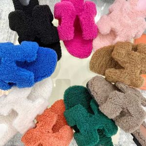 18% de réduction sur les chaussures de créateurs version pantoufles en peluche pour femmes et jolie sandale à une ligne à fond plat