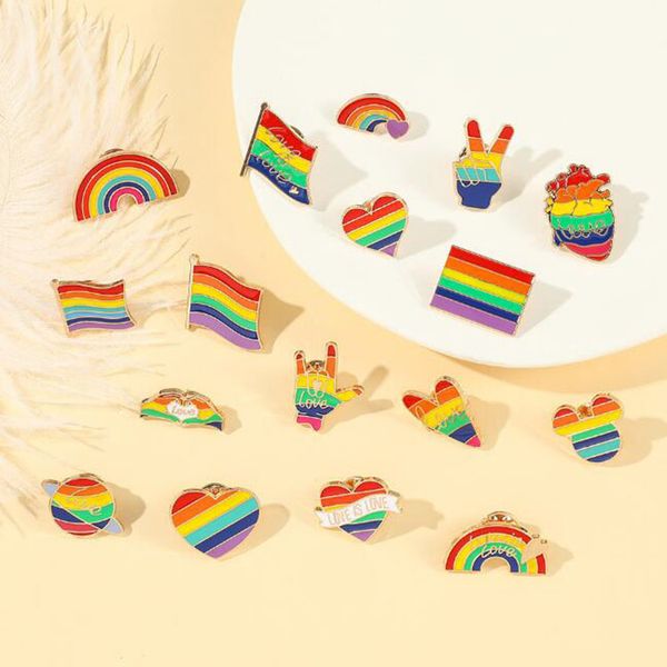 18 estilos Arco Iris amor corazón banderas broches dibujos animados aleación pin ropa solapa pin regalo al por mayor