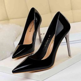 1829-2 Sandalen Wind Metal Heel Super Hoog helder oppervlak Octrooieleer Viguur Mond Pointed Sexy Nightclub Slim Single Shoes