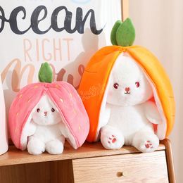 18 cm Kawaii Fruit Transform Bunny pluche speelgoed Mooie konijnenwending naar wortel aardbeienpoppen gevuld voor kinderen zoet cadeau