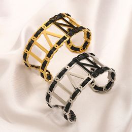 Brazalete de oro de 18 quilates Pulsera de diseñador famoso Pulsera con letras de lujo Accesorios de diseño exquisito Pareja Regalo familiar Marca caliente de acero inoxidable con caja