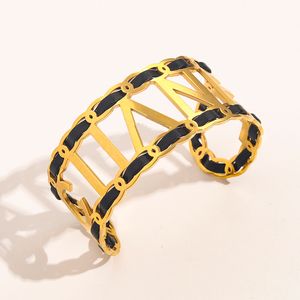 Brazalete de oro de 18 quilates Pulsera de diseñador famoso Pulsera de letras de lujo Accesorios de diseño exquisito Pareja Regalo familiar Marca caliente de acero inoxidable Con caja