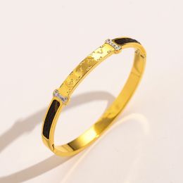 18 k Brazalete de oro Moda Cartas de lujo Pulsera Mujer Amor Trébol Sello de acero Pulseras Diseñador Joyería Hot Classic Marca Accesorios Caja de regalo