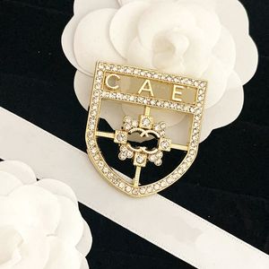 Broche en or 18 carats Designer diamant timbre broche hommes femmes cadeau bijoux couple romantique amour bouclier broche fête mariage épinglettes avec boîte