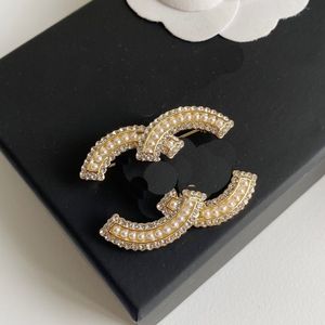 Broche en or 18 carats Bijoux de créateur Broche en diamant Logo de la marque de luxe Couple romantique Broches polyvalentes Accessoires de fête de mariage Bijoux avec boîte-cadeau