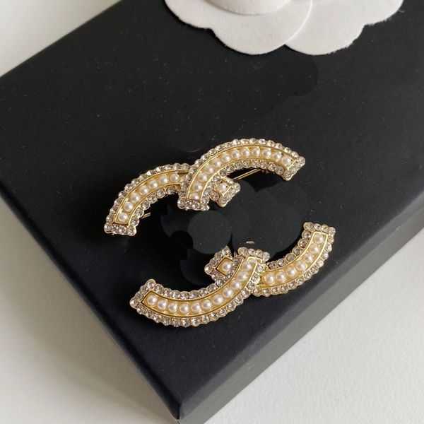 Broches en or 18 carats Bijoux pour femmes Broche en diamant Logo de la marque de luxe Couple romantique Broches polyvalentes Accessoires de fête de mariage Bijoux avec boîte-cadeau