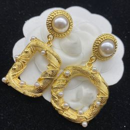 Boucles d'oreilles de créateur en cuivre et or 18 carats, boucles d'oreilles pendantes en perles de l'alphabet sculptées par la cour baroque française vintage, bijoux pour femmes à la mode, nouvelles ventes, mariages, fêtes, cadeaux