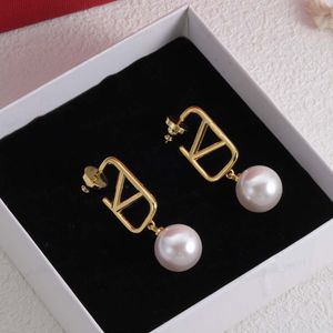 Matériau en cuivre et or 18 carats, boucles d'oreilles en perles Charm Gold Alphabet, bijoux au trésor de créateur de perles de luxe à la mode, mariage, anniversaire, Noël, cadeaux de haute qualité