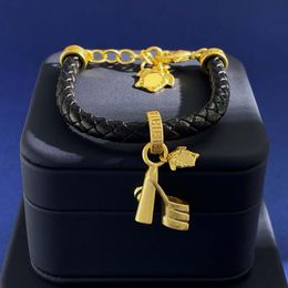 18K goudkoper met zwart lederen designerarmband, modieus klassiek gegraveerd portret en hangerarmband met hoge hak, hoge kwaliteit