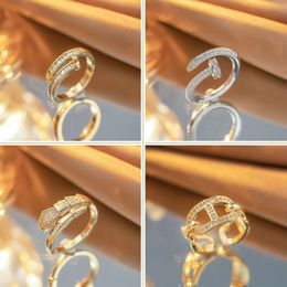 Nail électroplaré en or 18 carats avec anneau de diamant cassé micro cassé non déchaîné, anneau de matériau de cuivre de luxe léger haut de gamme, tempérament simple et niche