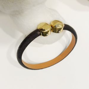 Bracelet de charme en cuir 18k Hardware en cuir Braceuse de luxe Bracelets Bracelets en acier inoxydable Boucle à main marron à quatre feuilles motif de fleurs