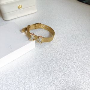 Bracelet de luxe en or 18 carats Automne Cadeaux d'amour romantique Bracelet Designer Marque Charme Bijoux Nouveau Bracelet en cuir en acier inoxydable en or 18 carats