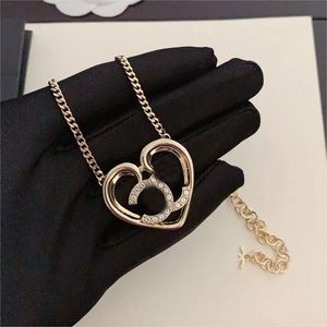 Collier de luxe en or 18 carats avec lettres C Sailormoon Love Heart, bijoux de créateur pour femmes avec chaîne à maillons moissanite, ras du cou, trèfle, pendentif en diamant