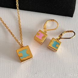 18K Oro Lujo Ce Marca Cubo Pendientes de diseñador Collar Amor Rosa Azul Retro Vintage Encanto Rosa Anillos de oreja Pendiente Pendientes Gargantilla Collares pendientes Joyería