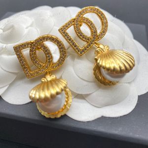Boucles d'oreilles de créateur de luxe en or 18 carats, boucles d'oreilles conchoïdes et perles en zircon avec alphabet en or, bijoux de mode, mariages, fêtes, cadeaux de haute qualité, vente en gros