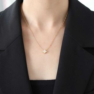 18k gouden mini mini vier blad klaver hanger ketting - siciliaanse licht luxe stijl dubbelzijdige eenvoudige gelukkige charme voor vrouwen