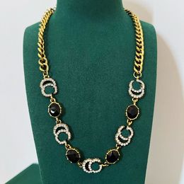 Collar de oro de 18 quilates Collar de diseñador de lujo negro Estilo juvenil Joyería de moda Regalo de amor para mujer Collar con colgante de cristal de plata 925