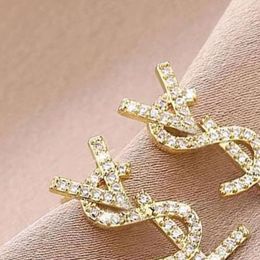 Pendientes de tuerca con letras de cristal austriaco chapado en oro de 18 quilates para mujer, pendientes de diseñador simples populares de Europa y EE. UU., regalo de joyería para novia y boda, fiesta oorbellen 6899