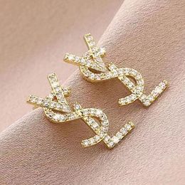 18K Vergulde Oostenrijkse Kristallen Letter Stud Oorbellen voor Vrouwen Europese en VS Populaire Eenvoudige Designer Oorbellen Bruiloft Bruid Sieraden Cadeau